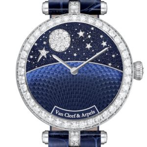 Dank der Tiefenwirkung des Murano-Aventuringlas stellt die Uhr Lady Jour Nuit die Unermesslichkeit des Kosmos und die Magie einer sternenklaren Nacht dar.
