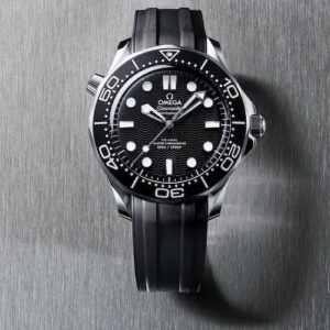 Die Drehlünette der schwarzen Seamaster Diver 300M ist aus Aluminium gefertigt.