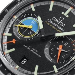 Der schwarze Chronographenzeiger endet mit einer Spitze in Form eine kleinen roten Flugzeugs.