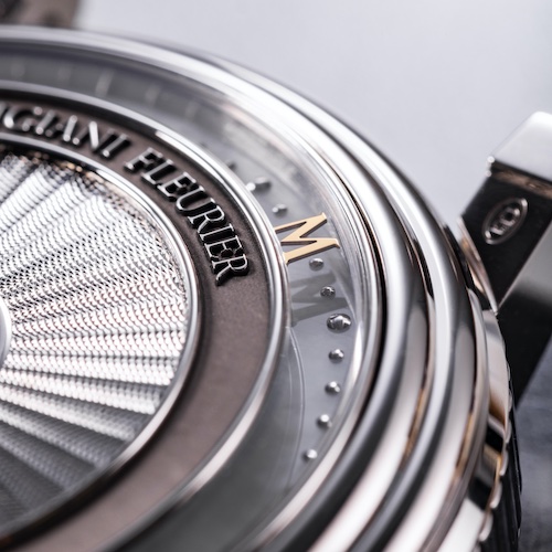 Parmigiani Fleurier L'Armoriale Répétiton Mystérieuse Der Minutenzeiger ist im kreisrunden Ausschnitt der Rückseite zu sehen.