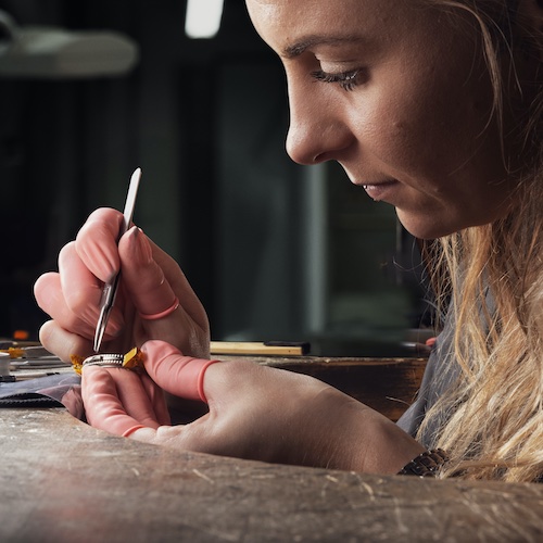 Parmigiani Fleurier L'Armoriale Répétiton Mystérieuse Die Auslösemechanik für die Minutenrepetition wird montiert.