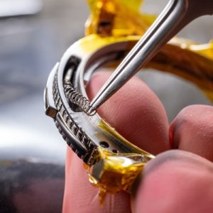 Die winzige Feder stellt den Schieber wieder in seine Ausgangsposition zurück.