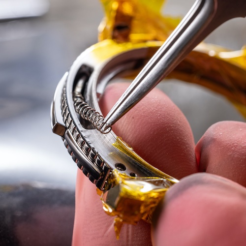 Parmigiani Fleurier L'Armoriale Répétiton Mystérieuse Die winzige Feder stellt den Schieber wieder in seine Ausgangsposition zurück.