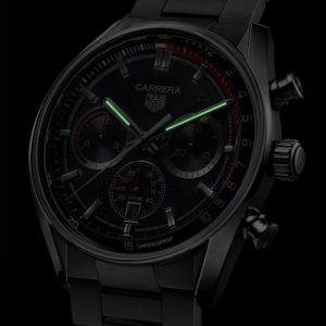 Stunden- und Minutenzeiger der TAG Heuer Carrera Chronosprint x Porsche Rallye sind mit Leuchtfarbe belegt.
