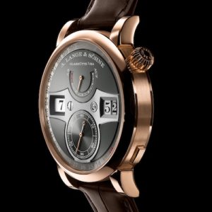 Über den Drücker bei vier Uhr lässt sich die Stundenanzeige separat vorwärtsstellen.