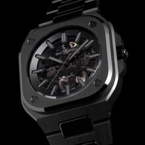 Die Bell & Ross BR-05 Skeleton Phantom ist vollständig in Schwrz gekleidet.