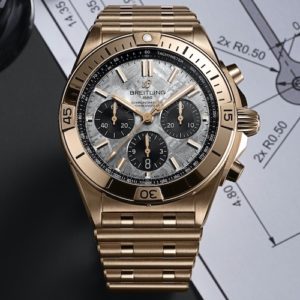 Die Breitling Chronomat B01 42 Erling Haaland am Rouleaux-Armband aus Rotgold.