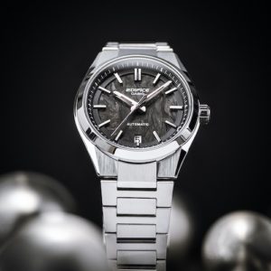 Die Casio EFK-100CD-1A ist mit einem Edelstahlarmband versehen und besitzt ein Zifferblatt aus geschmiedetem Karbon.