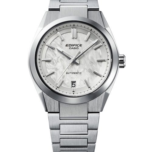 Casio EFK-100D-7A_front_weiss Das sogenannte »Electroforming« reproduziert das Aussehen von geschmiedetem Karbon auf dem Zifferblatt der Casio EFK-100D-3A.