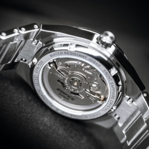 Das Uhrwerk der Casio EFK-100D ist durch den gläsernen Gehäuseboden sichtbar.