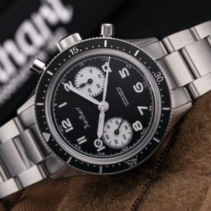 Die Hanhart 415 ES Reverse Panda besitzt helle Totalisatoren auf dunklem Grund.