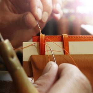 Die Lederbänder von Hermès werden von Hand genäht.