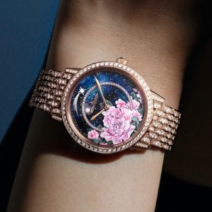 Das rosa Pfingstrosenmodell verfügt über ein vollständig mit Diamanten ausgefasstes Rotgoldarmband.