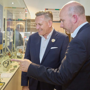 Junghans (rechts) erläutert die Meilensteine Uwe Beckmann von Wempe Frankfurt.