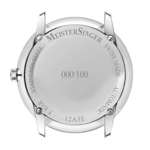 Auf dem geschlossenen Gehäuseboden wird die fortlaufende Editionsnummer eingraviert.