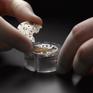 Bei der Werkmontage von Komponenten aus Neusilber müssen Fingerlinge oder Handschuhe getragen werden.