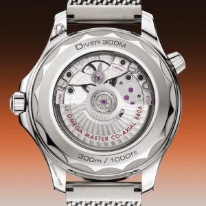 Das automatische Kaliber Omega 8806 besitzt einen Rotor mit Genfer-Streifen-Arabesken.