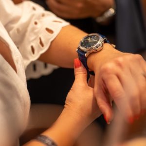 Geladene Gäste durften sich bei der Eröffnung aus erster Hand über die Panerai-Modelle informieren.