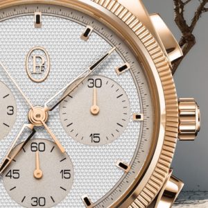 Das Zifferblatt der Parmigiani Tonda PF Sport Chronograph Rosegold Sandstone ist mit einem dreieckigen Muster guillochiert.