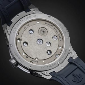 Der Saphirglasboden gibt den Blick auf die dekorierte Werkplatine aus Neusilber frei.