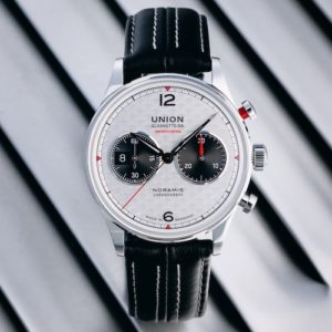 Die Totalisatoren des Chronographen sind mit leicht herausstehenden Chromringen versehen.