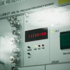 Eine Atomuhr dient als Referenz bei der Chronometer-Prüfung.