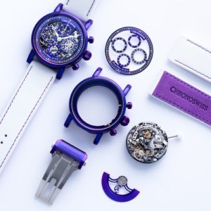 Die Komponenten der Uhr sind im CVD-Verfahren in Violett beschichtet.