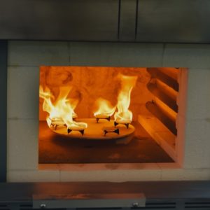 Das Emaillepulver wird in einem 800 Grad Celsius heißen Ofen geschmolzen.