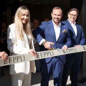 Geschäftsführer Ferdinand B. Eppli durchtrennt bei der Eröffnung das Band.