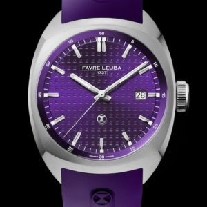 Die Favre Leuba Chief Date Purple an einem lilafarbigen Kautschukband.
