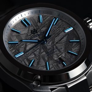 Zeiger und Indizes der Formex Essence Space Ghost sind mit Super-Luminova belegt.