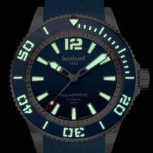 Die weiße Super-Luminova leuchtet im Dunklen grünlich.