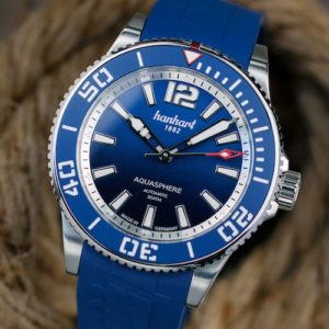 Die Hanhart Aquasphere Ocean Fade mit blauer Lünette und blauem Kautschukband.