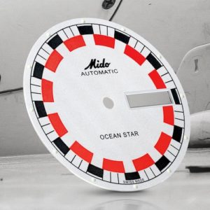 Das Zifferblatt der Mido Ocean Star Worldtimer ist mit einem schwarzen und roten Schachbrettmuster verziert.