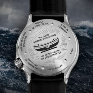 Der Boden der S.A.R. Mission Timer 160 Jahre DGzRS ist mit dem Sammelschiffchen graviert.