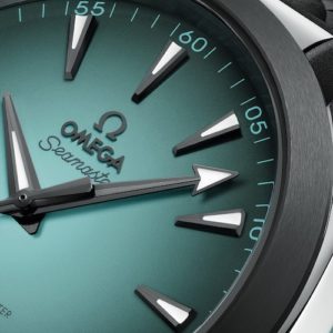 Zeiger und Indizes der Omega Seamaster Aqua Terra Turquoise Detail sind in Grau beschichtet.