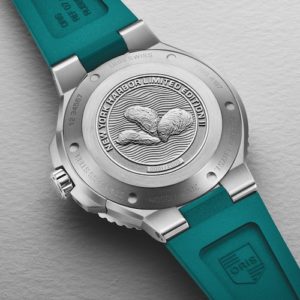 Der Edelstahlboden der Oris Aquis Date ist mit einem polierten Relief verziert.