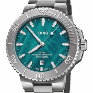 Die Oris Aquis Date New York Harbor Limited Edition II wird mit einem Edelstahlband geliefert.