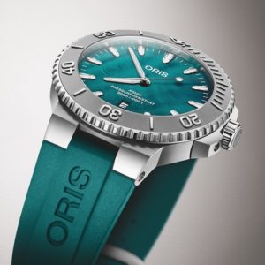Die Oris Aquis Date New York Harbor Limited Edition II mit aquagrünem Kautschukband.
