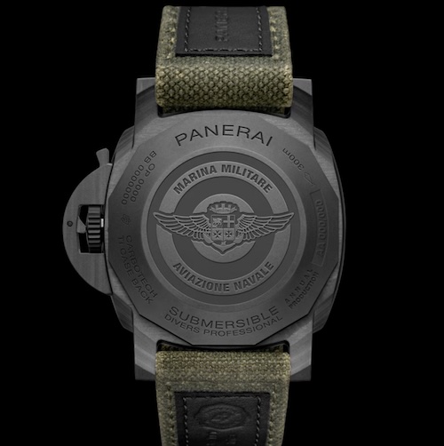 Die Panerai Submersible Marina Militare Carbotech PAM01698 hat einen Boden aus DLC-beschichtetem Titan.