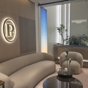 Im Obergeschoss empfängt eine Lounge die Besucher.