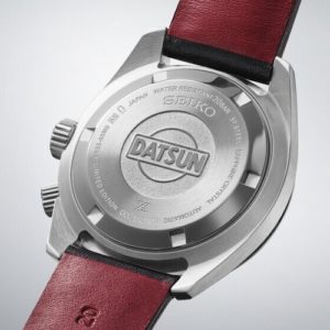 Der Boden der Seiko Speedtimer Automatic Datsun Limited Edition SPB517 ist mit dem Datsun-Logo gravíert.