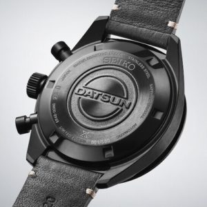 Den verschraubten Gehäuseboden ziert das gravierte Datsun-Logo.