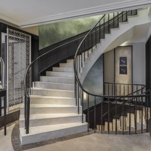 Die historische Treppe in der Boutique ist mit einer Panoramatapete kombiniert.