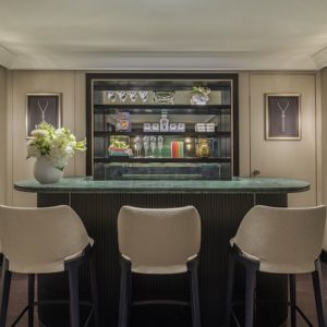 Im Untergeschoss der Boutique von Van Cleef & Arpels befindet sich eine Weinbar.