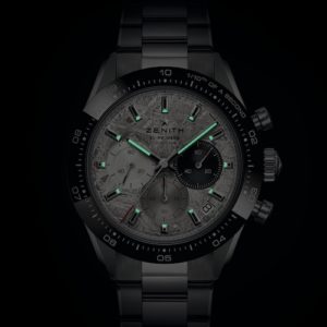 Zeiger und Stabindizes der Chronomaster Sport Meteorite leuchten im Dunkeln.