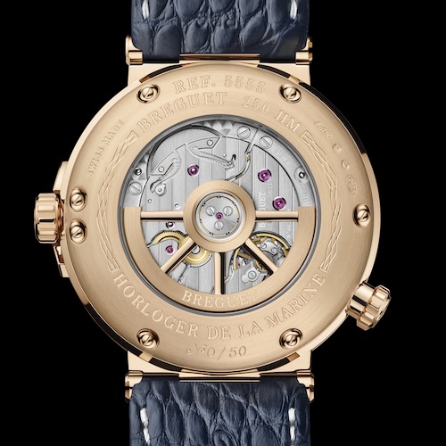 Auf der Rückseite finden sich die geschwungenen Linien der Sonderguillochierung zmit Namen »Quai de l’Horloge«.