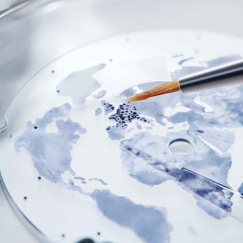 Die nächtlichen Stadtlichter sind aus phosphoreszierender Emaille angefertigt.