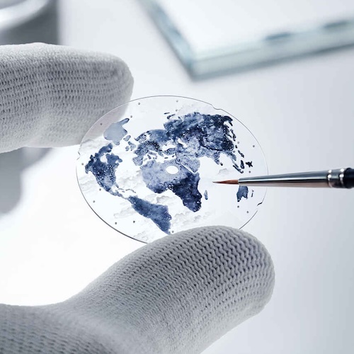 Die Vorderseite des Saphirglas wird mit einer Wolkendecke bemalt.