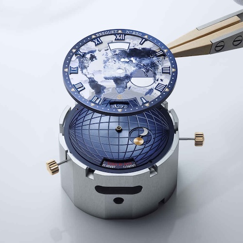 Das untere goldene Zifferblatt ist guillochiert. Das obere in Emaille bemalt.